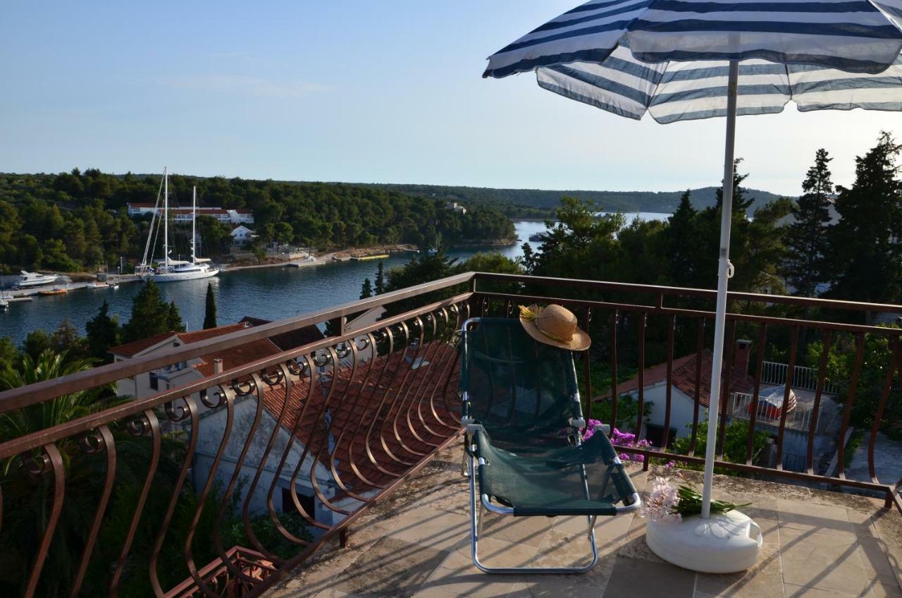 Luana Apartment Milna  Bagian luar foto