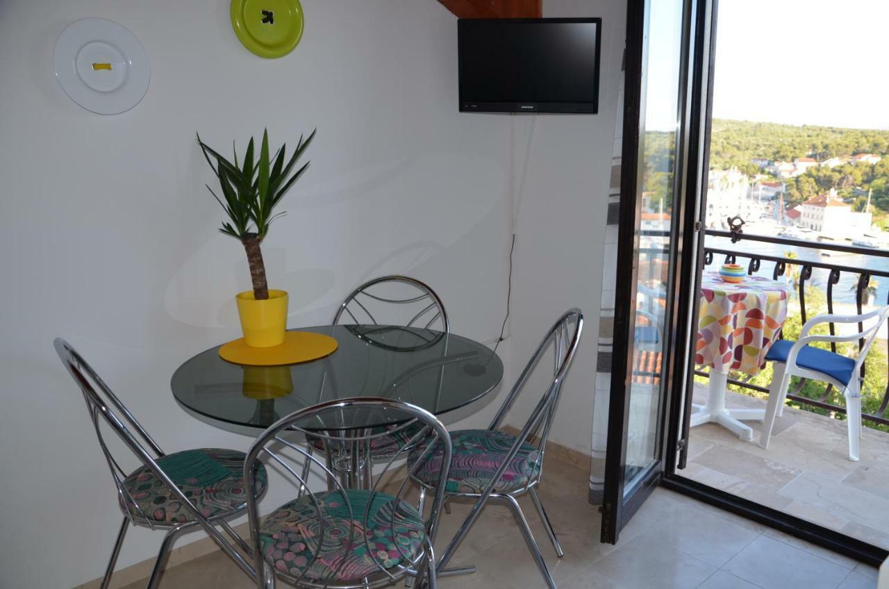 Luana Apartment Milna  Bagian luar foto